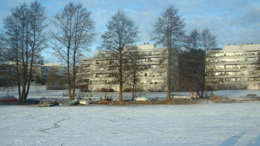Husen sett från den frusna sjön i vinterskrud